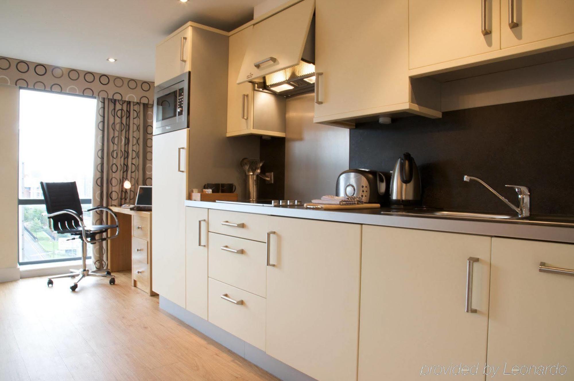 Roomzzz Leeds City West חדר תמונה